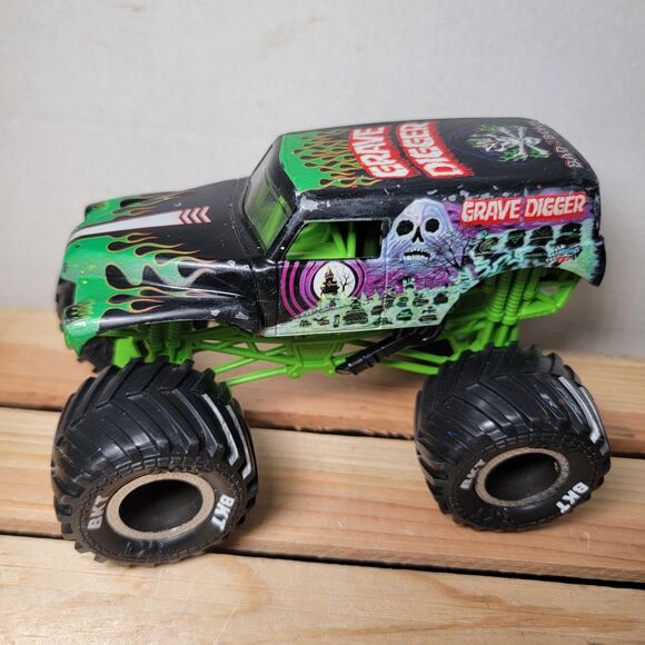Grave Digger Monster Truck 5" X 7" - Picture 5 of 10